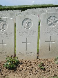 Bagneux British Cemetery Gezaincourt - Brown, Gilbert